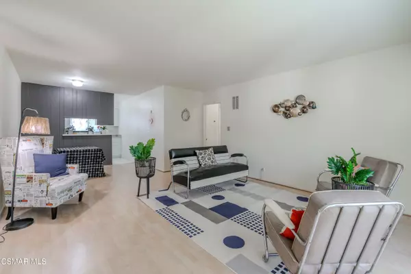 22050 Calvert St Street #17, Woodland Hills, CA 91367