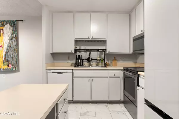 Thousand Oaks, CA 91360,327 Chestnut Hill Court #11