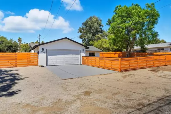 9494 Chimney Rock Ln, El Cajon, CA 92021