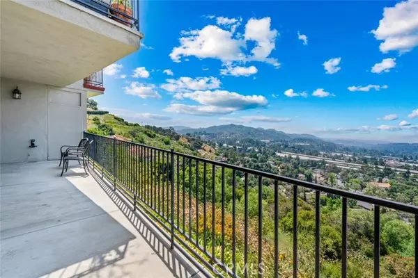 2102 La Canada Crest Drive, La Canada Flintridge, CA 91011