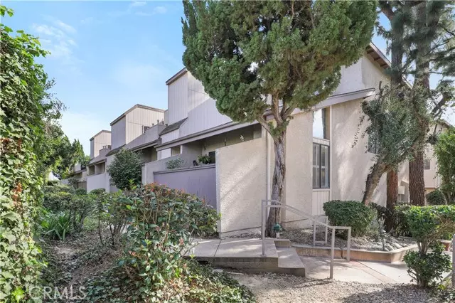 15165 Magnolia Boulevard, Sherman Oaks, CA 91403