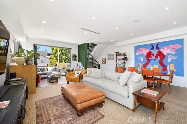 Los Angeles, CA 90038,922 N Ridgewood Pl