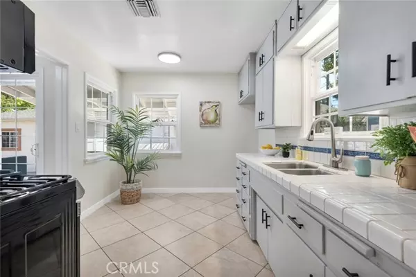 Burbank, CA 91506,927 North Lamer Street