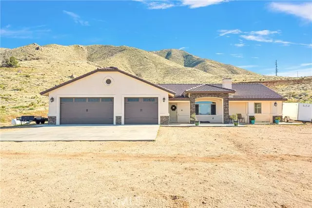 21945 Mountain View Road, Apple Valley, CA 92308