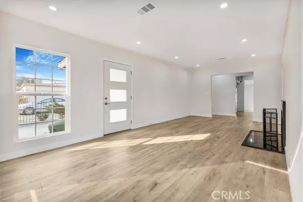 Compton, CA 90220,923 West POPLAR Street