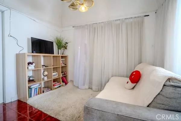 Los Angeles, CA 90001,628 East 76th Place