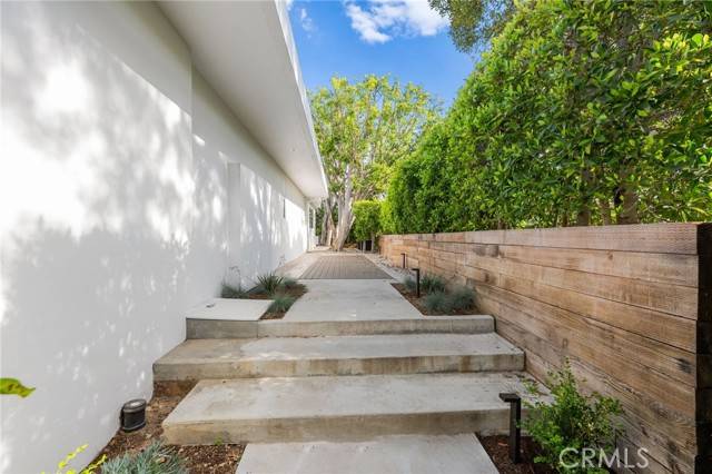 Beverly Hills, CA 90210,1046 North Hillcrest Road