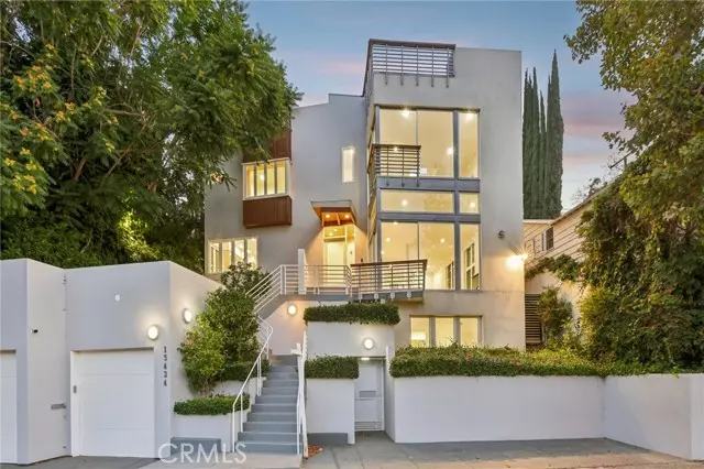 Sherman Oaks, CA 91423,13424 Contour Drive