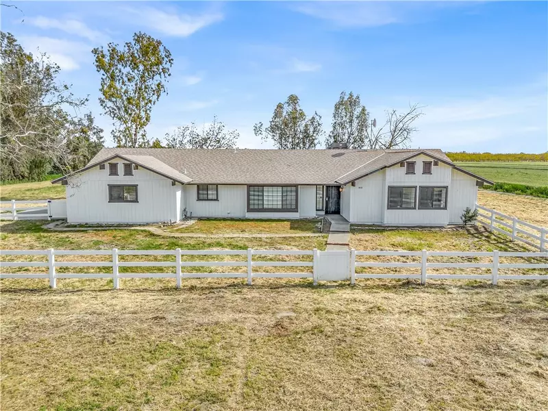 855 East Mount Whitney Avenue, Laton, CA 93242