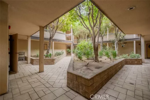 Glendale, CA 91206,1745 Holly Drive