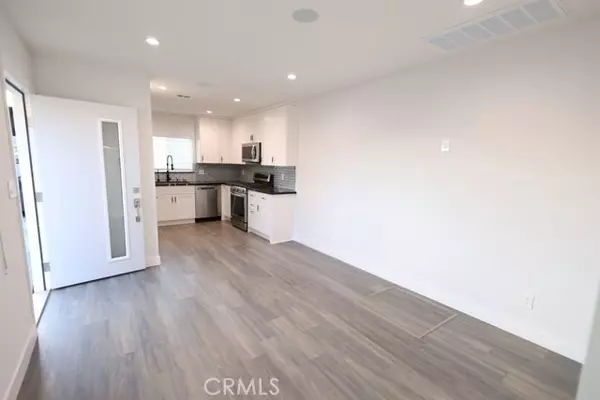 Reseda, CA 91335,8137 Chimineas