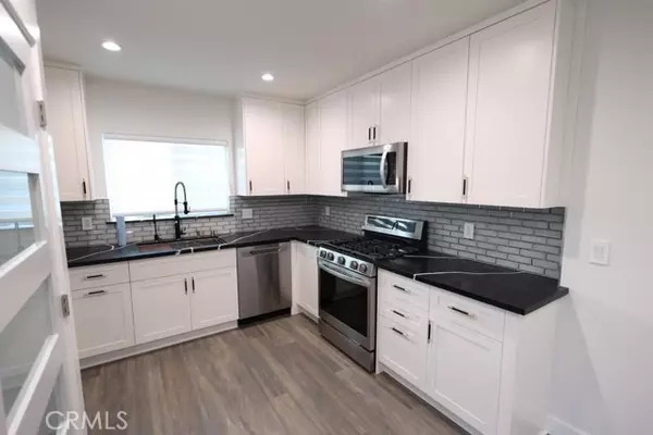 Reseda, CA 91335,8137 Chimineas