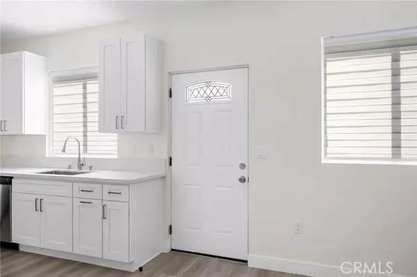 Sun Valley, CA 91352,7402 Riverton