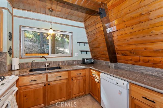 Crestline, CA 92325,24091 Lakeview Drive