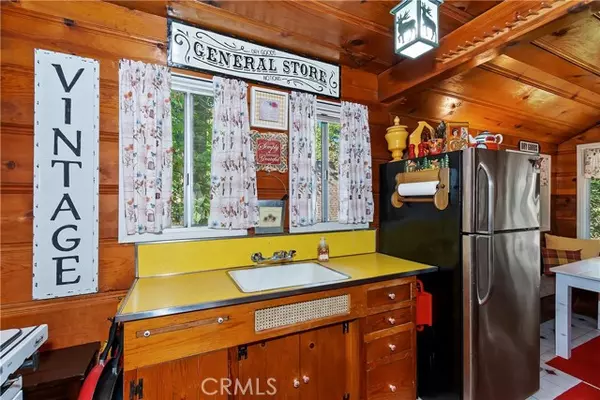 Crestline, CA 92325,23718 Scenic Drive