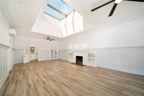 Laguna Beach, CA 92651,1175 Glenneyre Street