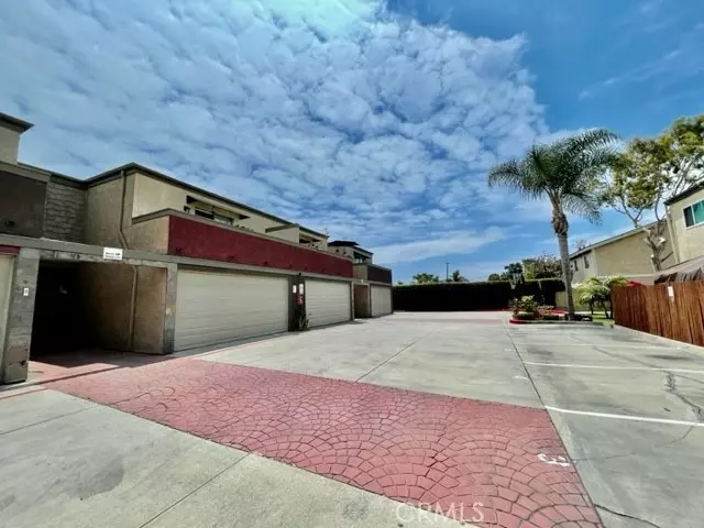 Huntington Beach, CA 92647,17181 ELM Street