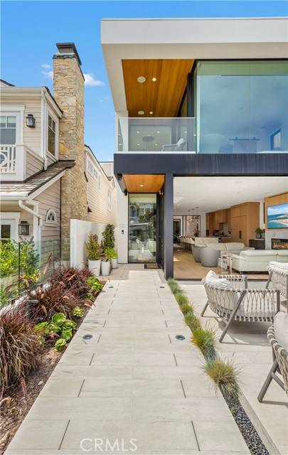 Corona Del Mar, CA 92625,221 Heliotrope Avenue