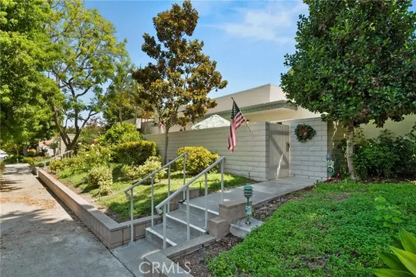 Laguna Woods, CA 92637,2066 Via Mariposa E