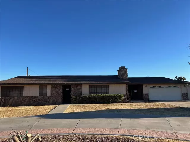 13807 Kiowa Road, Apple Valley, CA 92307