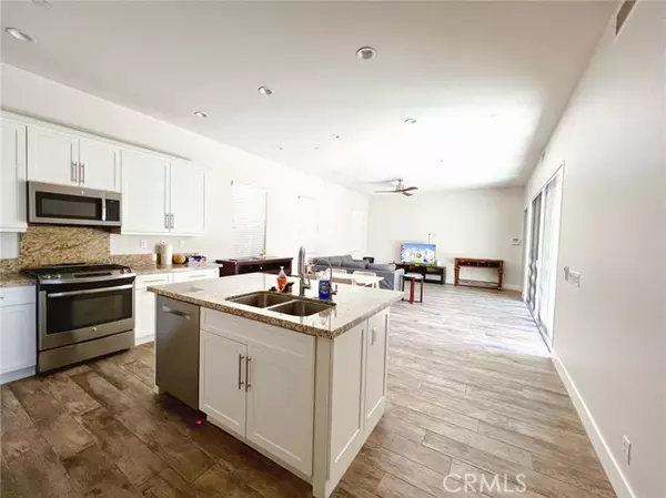 Irvine, CA 92618,220 Follyhatch