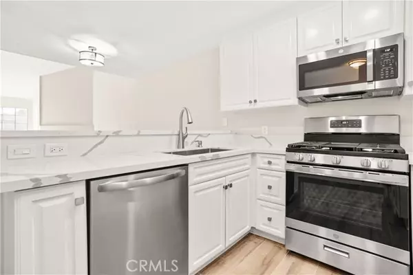 5530 Owensmouth, Woodland Hills, CA 91367