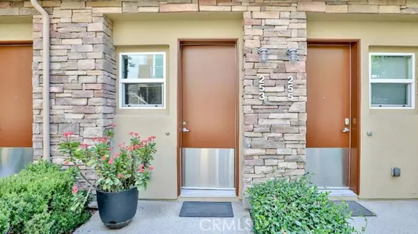 253 E Jeanette Ln, Santa Ana, CA 92705