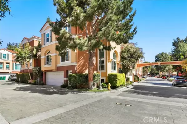 Irvine, CA 92606,21 Medici Aisle