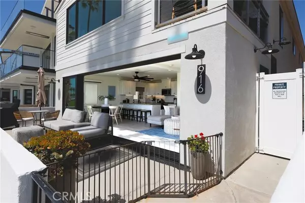 Newport Beach, CA 92661,916 East Oceanfront