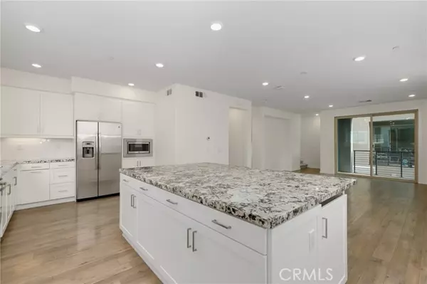 Irvine, CA 92618,175 Cadence