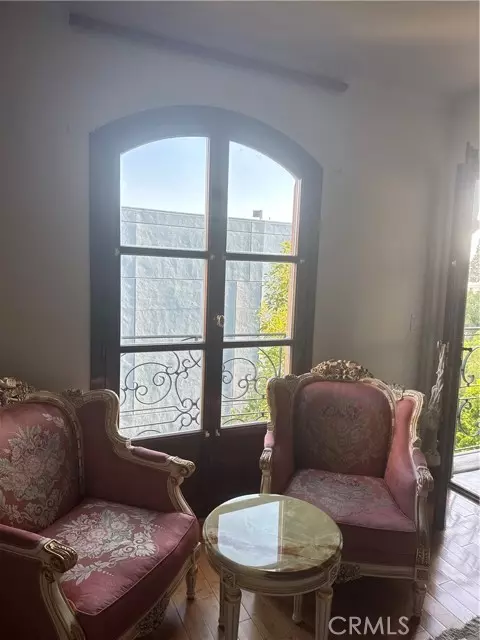 Beverly Hills, CA 90210,9233 Burton Way