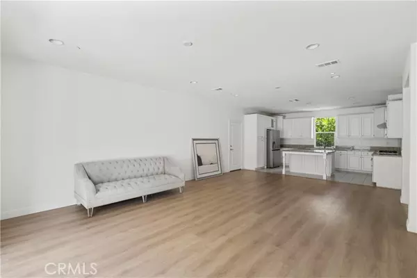 Irvine, CA 92618,217 Wicker