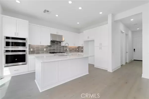 Irvine, CA 92618,208 Lily Loop