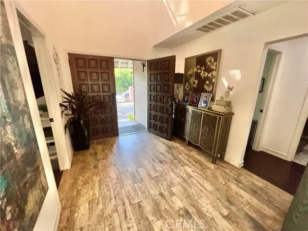 Tarzana, CA 91356,5712 Donna Avenue