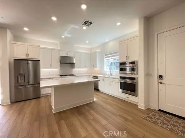 Irvine, CA 92618,501 Rail