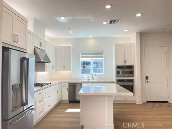 Irvine, CA 92618,501 Rail