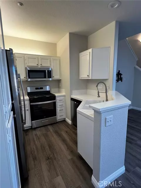 Irvine, CA 92618,811 larkridge