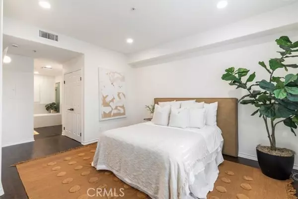 Irvine, CA 92612,2233 Martin