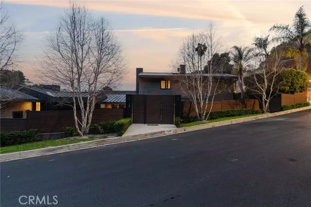 Los Angeles, CA 90069,8808 Thrasher Avenue