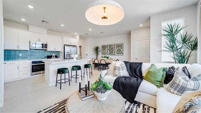 Ontario, CA 91761,2577 Cloudview Privado