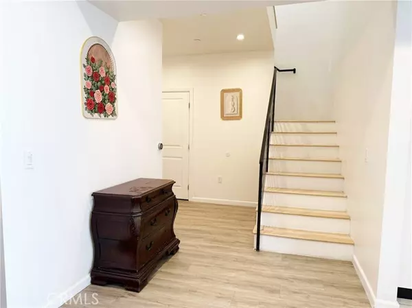 Long Beach, CA 90802,137 W 6th Street