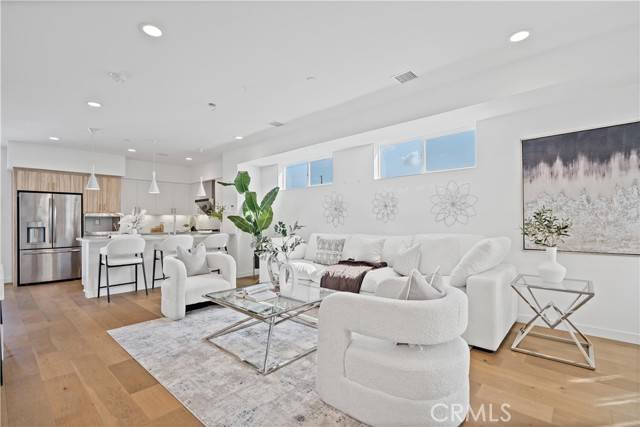 Los Angeles, CA 90038,1242 Gordon Street