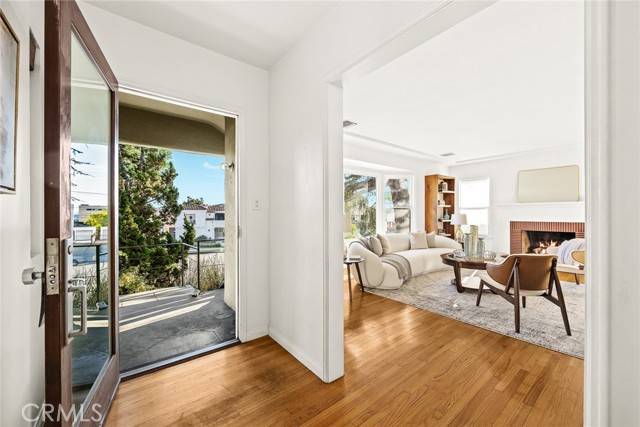 Los Angeles, CA 90027,4273 Holly Knoll Drive