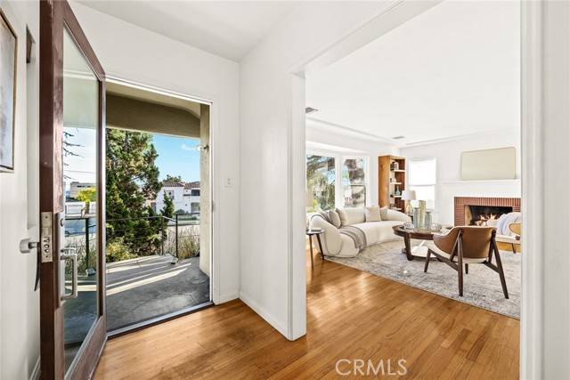 Los Angeles, CA 90027,4273 Holly Knoll Drive