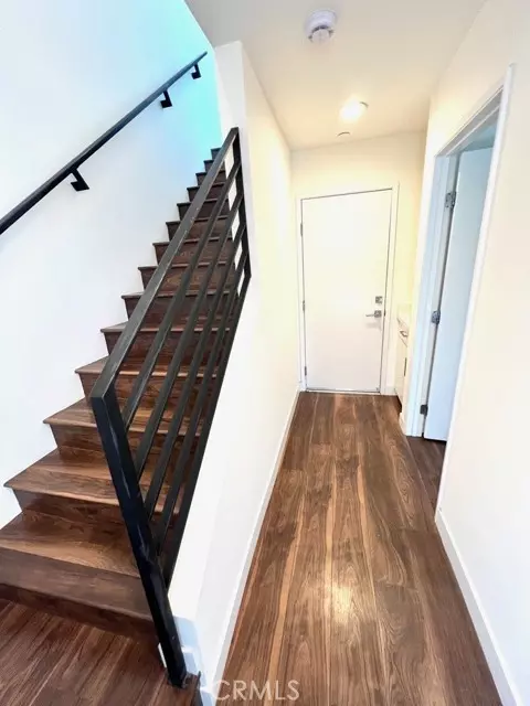 Los Angeles, CA 90038,6016 West Beachwood Lane