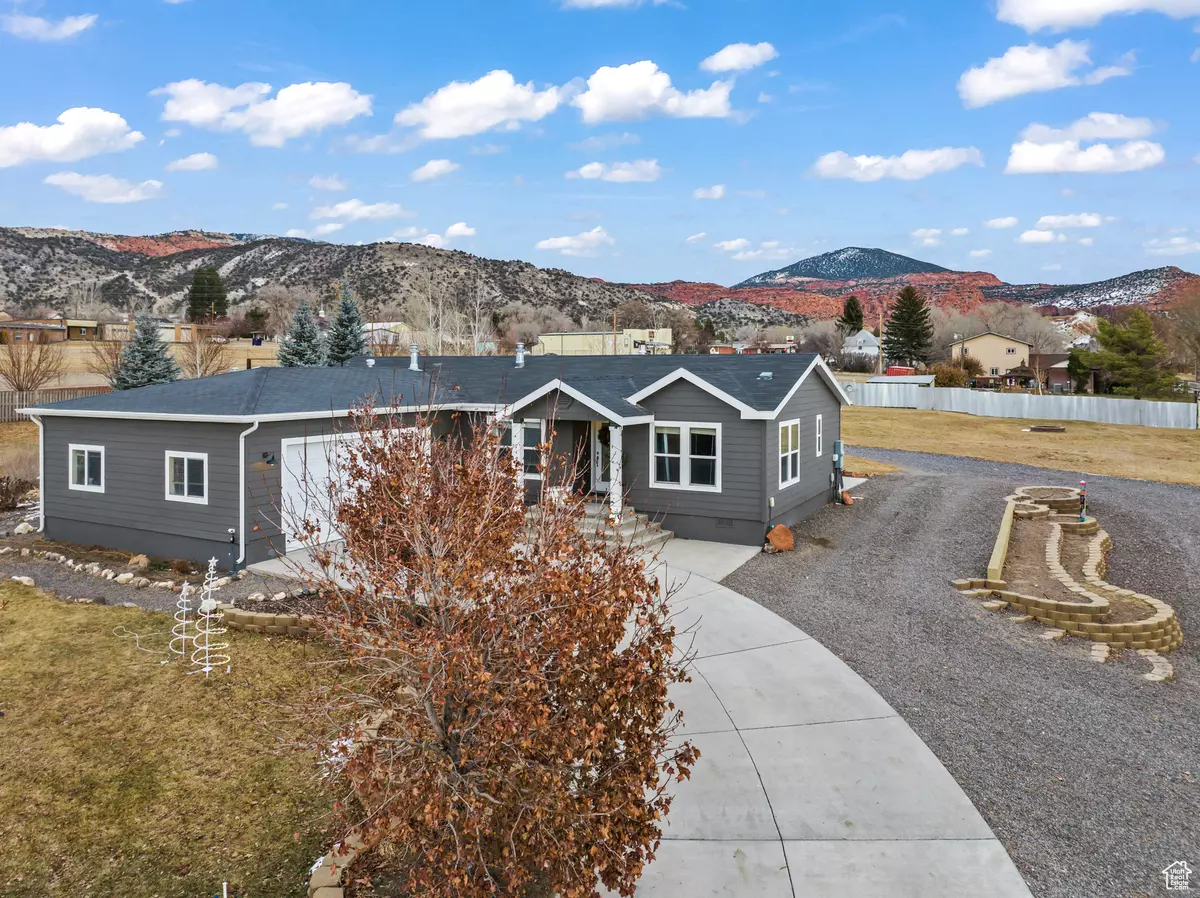 Bicknell, UT 84715,17 S 100 W