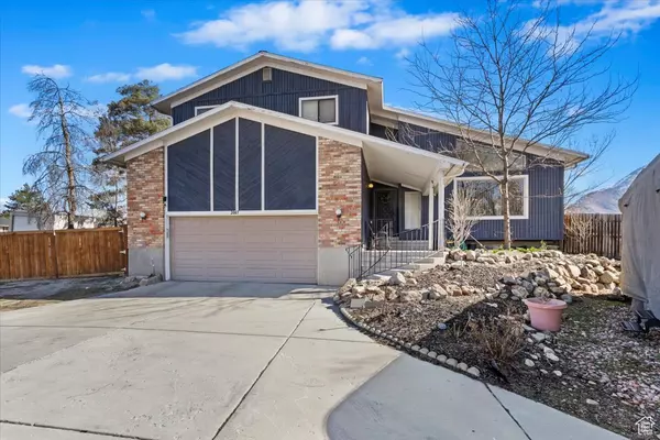 2067 E GYRFALCON LN, Sandy, UT 84092