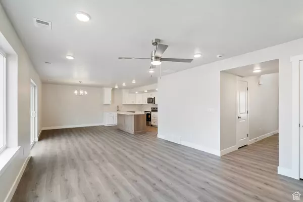 Santaquin, UT 84655,951 N 215 W