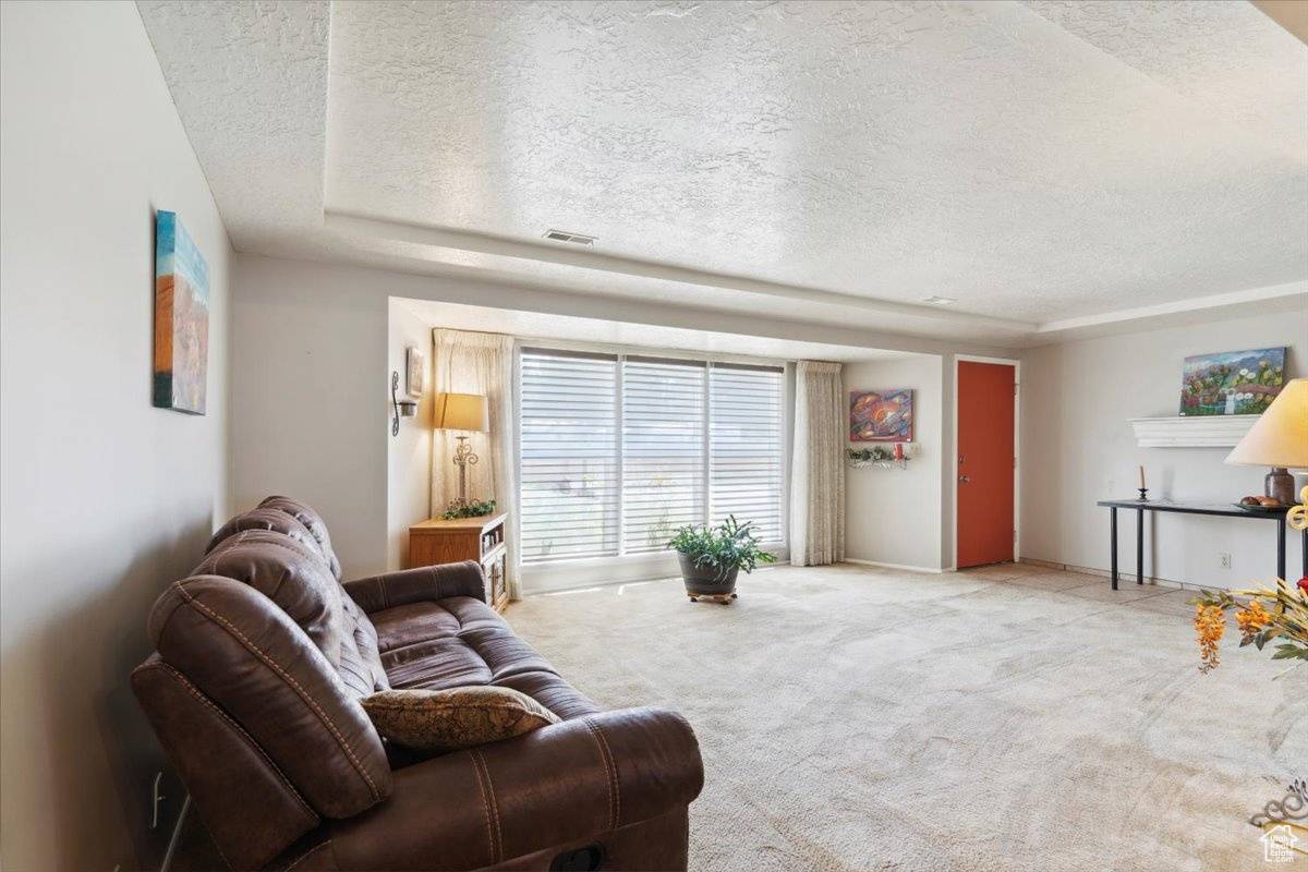 South Ogden, UT 84403,5584 975 E
