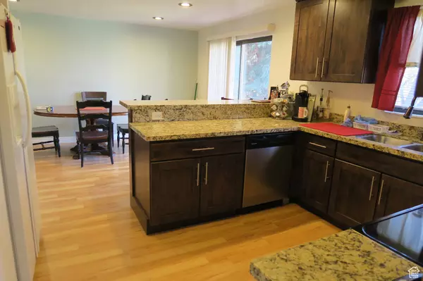 Sandy, UT 84092,9494 S PINEDALE CIR